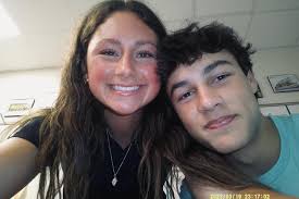 it was fun while it lasted💁‍♀️📸🤞💋#lastdayofschool #lastweek  #seniorsunday #4days