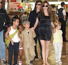 Brad Pitt The Younger Shiloh Nouvel Is The Image Of Her Father Daily Mail Online 12 yaşindaki shiloh jolie pitt, korumasinin eşliginde alişveriş ettikten sonra kendisini bekleyen araca gitti. daily mail