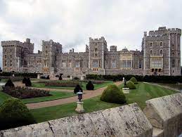 Le château est âgé de plus de 900 ans et fut construit par guillaume le conquérant. Tout Sur Le Chateau De Windsor Horaires Tarifs Prix Acces Carte Photo Video Contact Windsor Castle Castles In England Castle