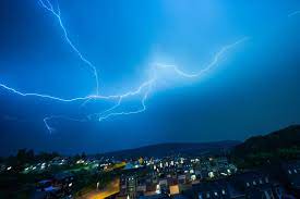 Søndag ettermiddag og kveld er det fare for mye lyn og torden i forbindelse med regnbyger nord i innlandet, indre strøk av sogn og fjordane, møre og romsdal og indre strøk sør i trøndelag. Nyheter Meteorologisk Institutt Farevarsel Na Kommer Det Mye Lyn Og Styrtregn