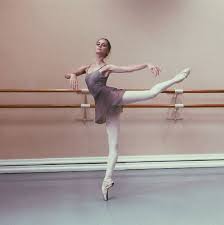 Gymnastics and contortion training ~ splits for stretching and flexibility. Kameliendame Ballet Beautiful Dance Photography Dance Pictures