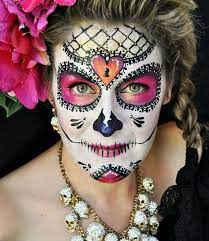 Pour faire votre masque de catrina, vous pouvez recréer en utilisant j'ai gardé ce look de cranes de morts basique en n'utilisant que des bruns et des noirs, mais n'ayez pas peur d'expérimenter avec les couleurs aussi. Pin On Deco Halloween Maquillage Halloween