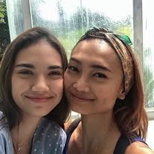 Haico van der veken atau yang memiliki nama lengkap haico desitha vander veken merupakan seorang aktris pendatang baru berkebangsaan indonesia yang lahir pada tanggal 18 februari 2002, gadis cantik yang saat ini telah menginjak usianya yang ke 16 tahun ini merupakan keturunan darah. Kompak Ini 10 Potret Haico Van Der Veken Dengan Ibu Sambungnya