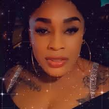 Dancehall Artiste Vanessa Bling throws away mic at Sandz in United Kingdom  after Technical Difficulties and crowd booing..........