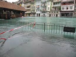 «jetzt hilft nur noch beten!». Claudia Fotografie Aus Liebe Zur Natur Hochwasser Thun 2005