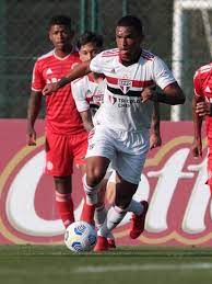 Acesse o site e compre online! Quem E Juan O Centroavante Que O Sao Paulo Subiu Das Categorias De Base 04 08 2021 Uol Esporte