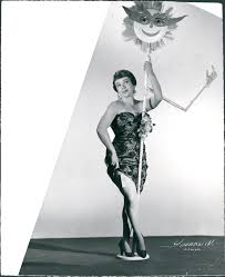 Izunza foto. La actriz Delia Magaña. Ca. 1950. Archivo Gráfico de El Nacional, Fondo Personales, Sobre: 01763 (003) Secretaria de Cultura -INEHRM-FOTOTECA. . . . . . . . . .#deliamagaña #actricesmexicanas #cinedeoro #teatro #izunza #1950 #espectaculos ...