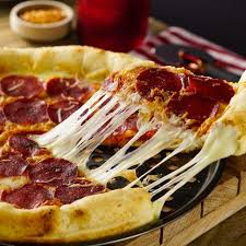 Pizza De Pepperoni Con Orilla De Queso Pizza Casera Facil Pizzas Caseras Receta Recetas De Pizza