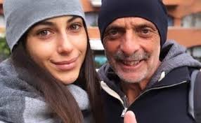 Paolo brosio racconta la svolta che lo ha portato a ritrovare la fede dopo un periodo difficile, dalla morte del padre alla separazione dalla moglie. Paolo Brosio Cosa C E Di Attrattivo In Lui Una Bomba Le Brutte Voci Sulla Baby Fidanzata Libero Quotidiano