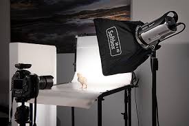 Man beachte die gleichmäßige lichtverteilung und die elegante spiegelung der vase auf der acrylplatte! Kuken Mit Certo 400 Im Studio Portraitieren Hensel