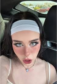 Alix Rose's Instagram, Twitter & Facebook