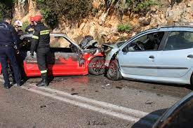 Ένας 20χρονος, μια 16χρονη και ένας 80χρονος «παγωμένη» η κοινωνία της κεφαλονιάς από τον αδόκητο θάνατο τριών ανθρώπων μετά από τροχαίο δυστύχημα χθες το. Troxaio Ston Koytabo Tylix8hkan Stis Floges Ta Dyo Oxhmata Dyo Elafra Traymaties Eikones Inkefalonia