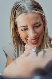 Il nostro è un lavoro di precisione, cura e delicatezza: sono i dettagli a  fare la differenza e noi ne sappiamo qualcosa! 💖 Riusciremo a donare più  luce al tuo volto! Contattaci