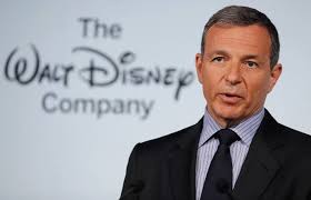 Bob Iger, el actual jefe de Disney dejará su puesto en el 2026, actualmente  la compañía está considerando a Andrew Wilson como su sucesor... Andrew  Wilson es el actual jefe de Electronic