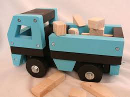 Cuadrigas, carros, diligencias o trenes y, al llegar al siglo xx, coches. Carro Madera Solida Original Hecha A Mano Azul Carritos De Madera Camion De Madera Coches De Madera