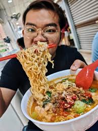 $4.50 Spicy Kekomian in Jurong! Each bowl of KKM contains handmade prawn  paste, minced pork and the noodle of your choice. They have daoxiao noodle,  meehoon kueh and koka noodles. Our top
