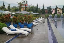 Seru Berenang Di Kolam Renang Floating Market Lembang Yukpigi Informasi Wisata Terkemuka