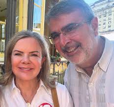 Parabéns companheira e presidenta @gleisihoffmann . Grande escolha do  presidente @lulaoficial , nosso governo se fortalece com a tua entrada no  ministério. Abraço grande e muita força na nova tarefa.