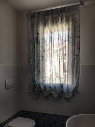 Le veneziane in alluminio trattato contro la ruggine sono particolarmente consigliate per vestire la finestra di un bagno dove la ventilazione è difficile. Tende Per Finestre Del Bagno I Modelli Piu Pratici E Belli Gani