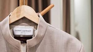 Ini dia model baju pengantin suku sasak lombok, prosesi nyongkolan yang sangat khas. Desainer Danny Satriadi Akhirnya Beberkan Detail Baju Nikah Syahrini Reino