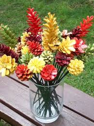 Eine Deko Mit Tannenzapfen Selber Basteln Eine Bank Aus Holz Und Ein Glas Mit Vielen Kleinen Rot Mit Tannenzapfen Basteln Herbst Basteleien Tannenzapfen Kunst