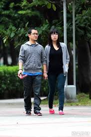 2013年，九把刀第二部電影長片《功夫》前導片公開。 2014年，壹周刊拍到九把刀背著從18歲交往近10年的女友小內，帶當時為中視 記者的周亭羽上摩鐵，周亭羽當時被爆也有個學長男友孟哲浩 ，形成複雜四角戀。 2014年，原著小說改編為電影《等一個人咖啡》。 å°ä¸‰ä¿®æˆæ­£æžœ ä¹æŠŠåˆ€ å'¨äº­ç¾½ç™»è¨˜çµå©š è˜‹æžœæ–°èžç¶² è˜‹æžœæ—¥å ±