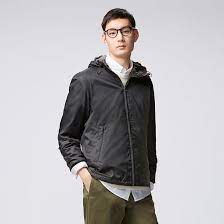 Uniqlo has a new spring jacket with has four large square pockets. Procedure Argent Paiement Uniqlo Reversible Lame Truie Compter Jusqua