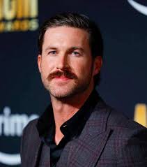 Hi guys 👋 I'm 35 years old I'm not an expert but I discovered I can paint  in December 2019 and just learning since then. I sell two angel paintings  before Christmas