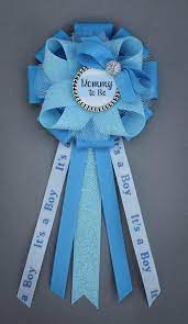 This Blue Mommy To Be Corsage Measures Approximately 3 1 2 Inches The Mum X 6 Fro Prendedores Para Baby Shower Adornos Baby Shower Nina Boy Baby Shower Ideas