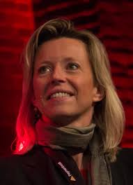 Minister kajsa ollongren (binnenlandse zaken) ondervindt complicaties sinds een operatie en is langer afwezig, waardoor een stoelendans plaatsvindt in het kabinet. Ollongren