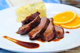 Diluam mierea cu otetul balsamic, apoi adaugam sucul de portocale proaspat stors. Razvan Anton Piept De Rata Cu Sos De Portocale Razvan Anton