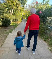 Mon papa et ma fille main dans la main pour combien de temps ? La vie aura  mis du temps à m'offrir ce cadeau et il est d'autant plus précieux. Je  savoure