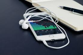 La frase che attiva la funzione è what song is this?, che canzone è questa? e una volta pronunciata assistant inizia ad ascoltare per darci la risposta esatta. App Come Shazam Per Riconoscere Le Canzoni Le Alternative