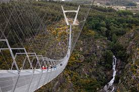 Ponte pênsil ou ponte suspensa é um tipo de ponte sustentada por cabos ou tirantes de suspensão. Ku1c7dmdssgh6m