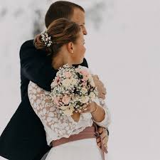 Schaut Mal Unsere Wunderschone Nonibraut Harriett Hat Anfang Dezember Hoch Auf Den Bergen Im Tiefen Schnee Geheiratet So Winterhochzeit Hochzeit Winterbraut
