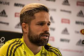 Manter os cabelos loiros intactos é um trabalho árduo que exige um grande investimento. Corte De Cabelo Estilo Diego Do Flamengo