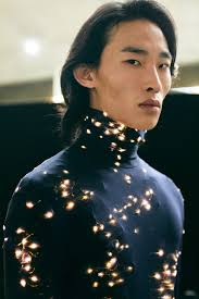 巴黎男裝周／LOEWE秀驚現「擬真肉胎裝」 爆款包變鞋子榮登哏王！