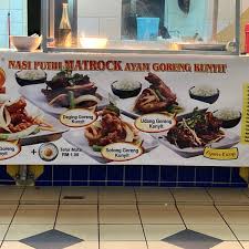 Ayam dia diperap dahulu dengan garam, kunyit, sedikit tepung goreng sadur bestari pedas, bawang putih tumbuk dan halia tumbuk. Mat Rock Ayam Goreng Kunyit Putrajaya Putrajaya