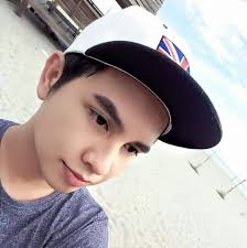 During the grand finale of American Idol Season 11, Phillip Phillips was  officially announced as the winner, defeating powerhouse vocalist and fan  favorite Jessica Sanchez in one of the most emotional and