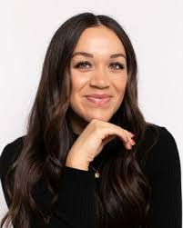 Lynette Randall's Instagram, Twitter & Facebook