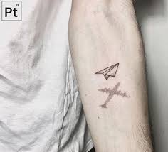 30 Small Tattoos For Travelers With Meanings Wanderlust Tattoos With Meanings P Fernweh Tatowierungen Flugzeug Tattoo Ideen Minimalistische Tatowierungen