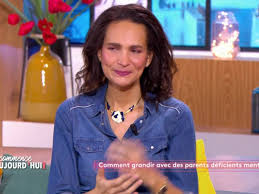Frederique bedos, la petite fille a la balancoire. Iuhjnbtruwrqsm