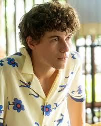 Sam Nivola star della White Lotus si rivolge alla nepo baby etichetta dopo  i recenti annunci del casting. L'attore dice di essersi guadagnato ruoli  per merito suo nonostante fosse figlio di Alessandro