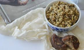 Cooked green grams are mixed in jaggery syrup and fresh grated coconut. Sweet Mung Bean Mash Pachai Payaru Sundal