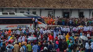 Letak anak anda di kerusi keselamatan atau kerusi booster setiap kali anda keluar, tidak kira berapa dekat destinasinya. Ribuan Warga Sambut Gembira Uji Coba Reaktivasi Jalur Kereta Api Cibatu Garut Bagian 1