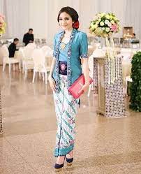 Zaskia memilih kebaya long tail dan rok batik floral,. Pin Di Kebayas