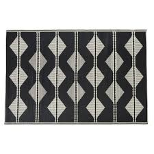 Hallo ihr lieben, wie bekomme ich einen teppich aus polypropylen wieder weich ? Outdoor Wendeteppich Aus Polypropylen Mit Dreiecksmotiven Ecru Schwarz 180x270cm Adem Maisons Du Monde
