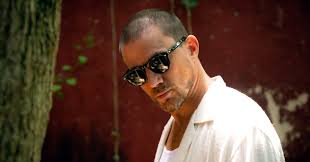 When tech billionaire Slater King (Channing Tatum) meets cocktail waitress  Frida (Naomi Ackie) at his fundraising gala, sparks fly. He invites her to  join him and his friends