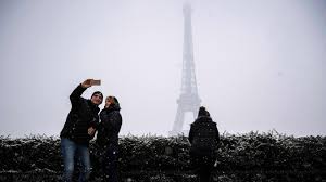 Les photos des françaises et des français prises en décembre 2009 quand la neige est tombée sur paris au lieu de tomber sur moscou. Meteo Il Neige A Paris L Hiver Debarque Et La France Grelotte