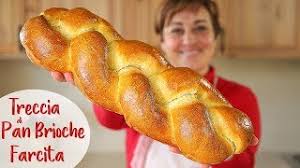E' farcita da spinaci e mozzarella e decorata con trecce. Treccia Di Pan Brioche Farcita Ricetta Facile Fatto In Casa Da Benedetta Youtube